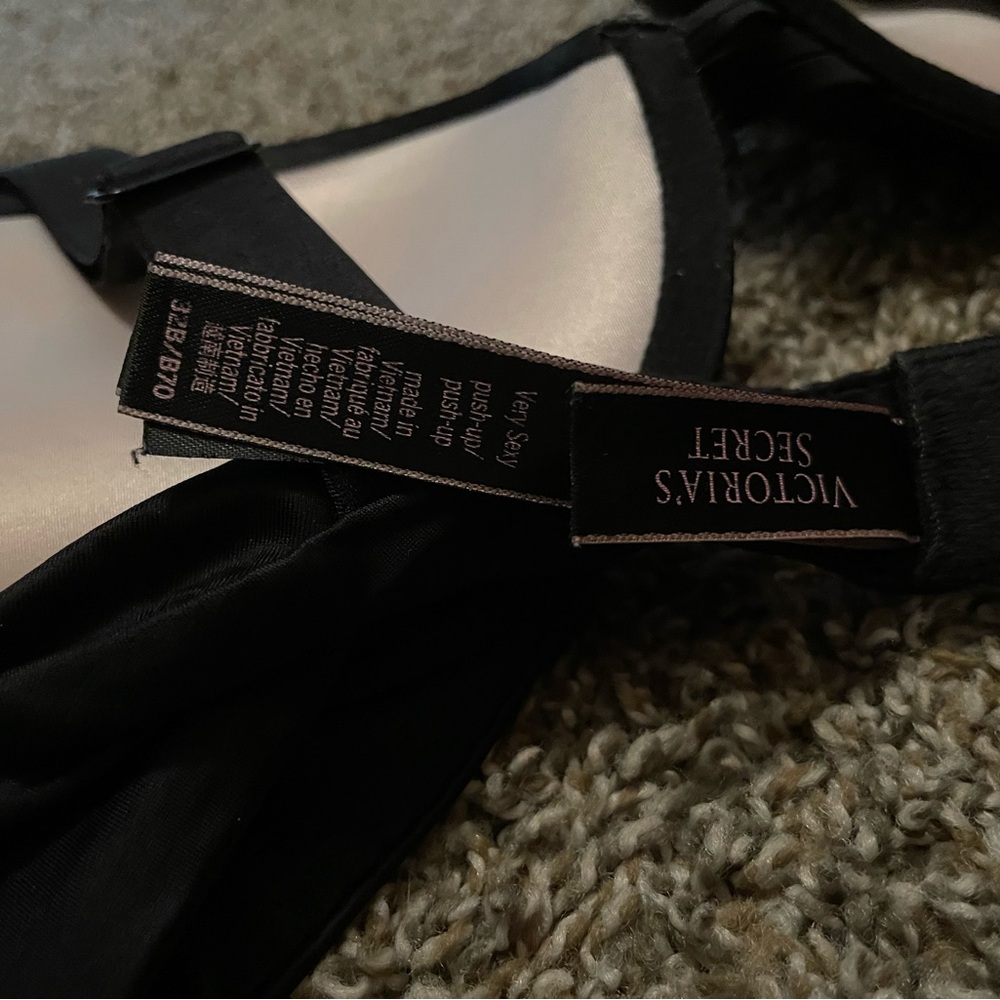 Victoria's Secret Black Bra with Logo Straps - Picture 7 of 7